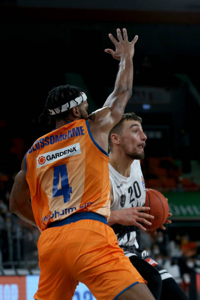 争抢篮板 争抢篮板